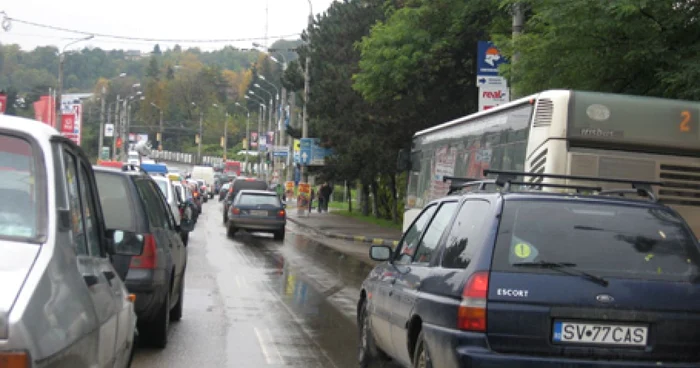 În cartierul Burdujeni se formează cozi cu zeci de maşini, iar şoferii înaintează cu greu