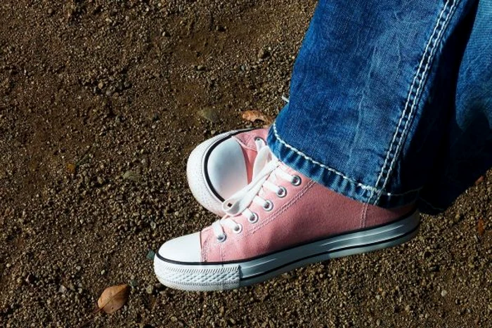 
    Cercetătorii au descoperit  421.000 de bacterii pe tălpile pantofilor.www.clickpentrufemei.ro  