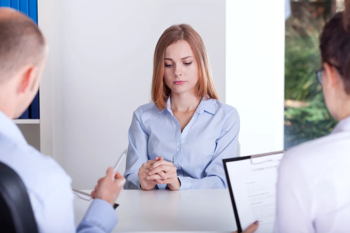 O tânără la un interviu de angajare