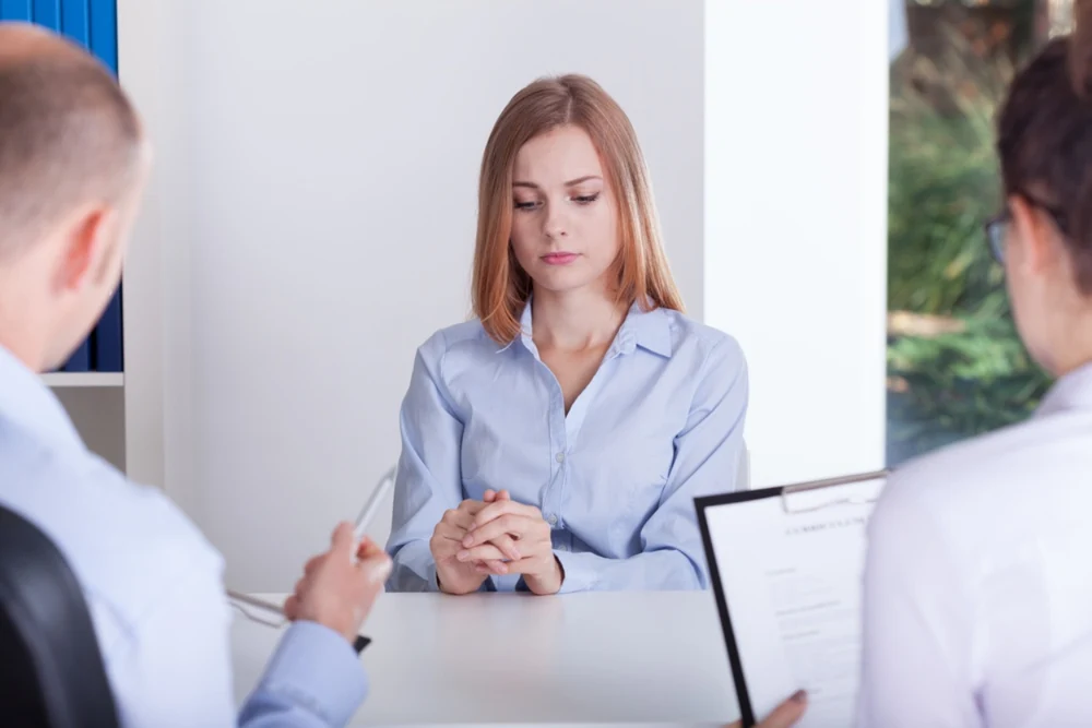 Este în regulă să râzi la o înmormântare sau să flirtezi la interviu? Care comportamente sunt acceptabile în societate și care nu sunt