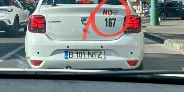 Inscripţie rasistă pe un taxi din Braşov FOTO Bogdana Ioana Banu