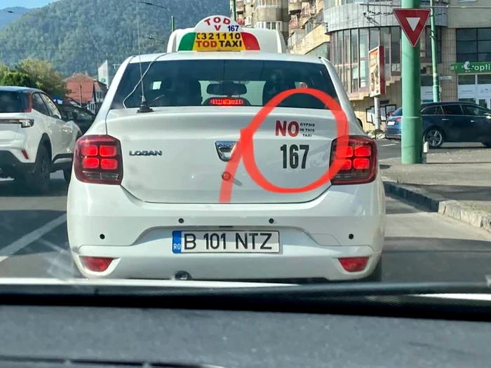 Inscripţie rasistă pe un taxi din Braşov FOTO Bogdana Ioana Banu