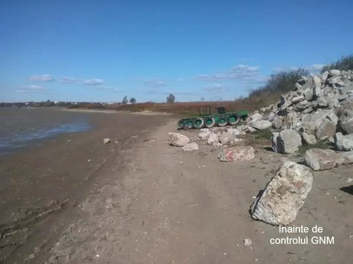 comisarii Gărzii de Mediu din Dâmboviţa au fost sesizaţi cu privire la depozitarea necontrolată de deşeuri provenite din construcţii şi desfiinţări pe malul Lacului Buftea. FOTO: news.ro