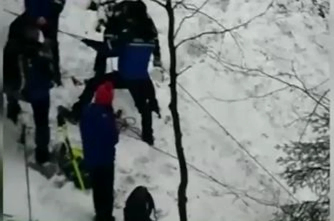 
    Echipajul de salvare a ajuns în 3 ore la tinerele căzute în râpăFoto: Captură Digi 24  