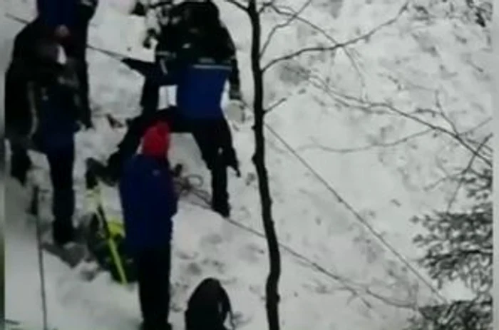 Echipajul de salvare a ajuns în 3 ore la tinerele căzute în râpăFoto: Captură Digi 24