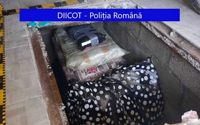 Bunurile sustrase din Anglia au fost ascunse într-o groapă fâcută în te,elia unei case. FOTO DIICOT