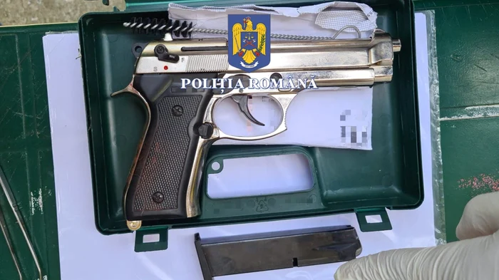 La percheziții polițiștii au găsit două pistoale FOTO: IPJ Olt