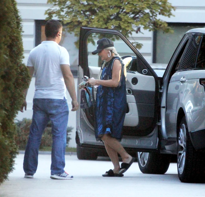 Solista a fost surprinsă de fotoreporterii Click! într-o ţinută care nu o avantajează, dar ei nici că-i pasă de gura lumii