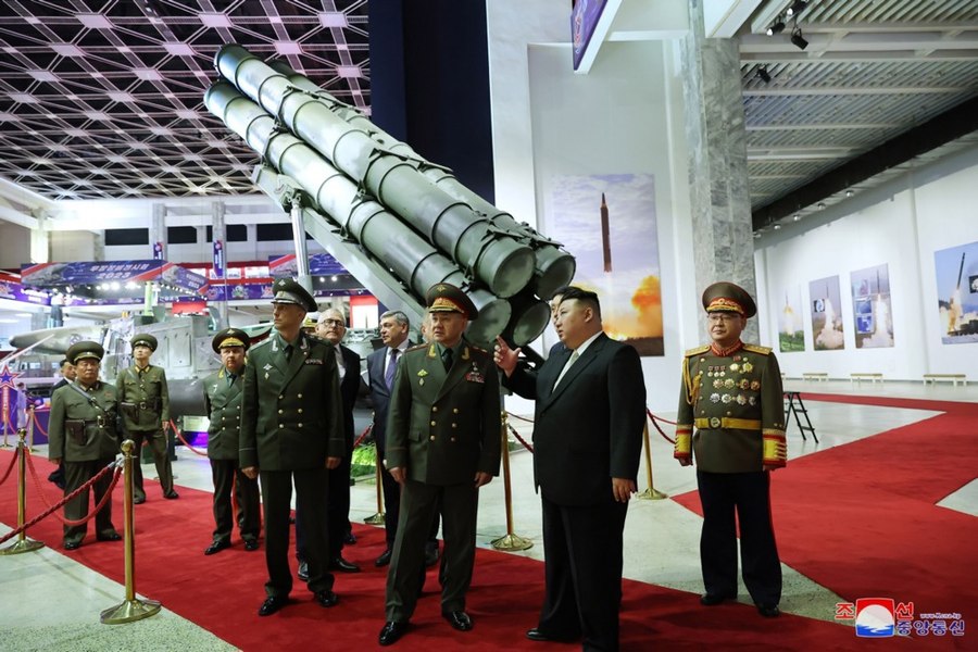Kim Jong-Un  i-a prezentat ministrului rus al Apărării „rachetele interzise“