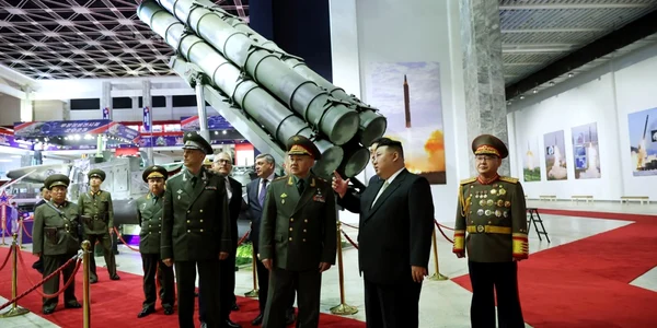 Serghei Șoigu, în vizită la Phenian, alături de Kim Jong Un Foto EPA EFE via KCNA 3 jpg