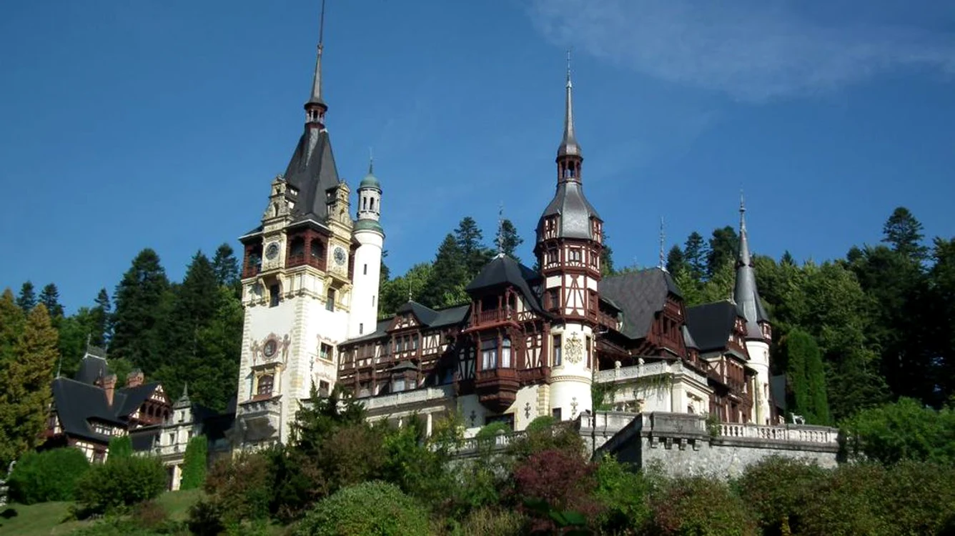 Casa Regală anunță că va pune gratuit spații individuale de cazare în unitățile hoteliere și vilele de pe Domeniul Regal PeleșFoto: historia.ro