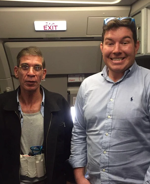 Britanicul Ben Innes a zâmbit lângă cel care îl ținea ostatic în avion, în timp ce o stewardesă le făcea poză