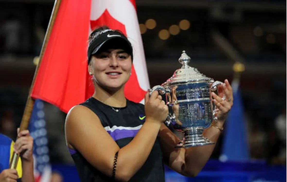
    Bianca Andreescu, cu trofeul cucerit la US Open 2019FOTO: Guliver/ Gettyimages  