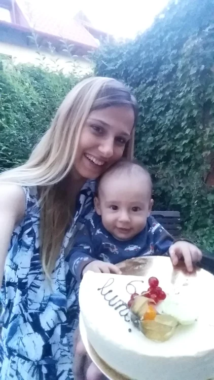 Vlad a împlinit azi şase luni, iar părinţii lui l-au aniversat 
