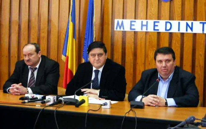 Ministrul delegat pentru Energie (foto centru) la Turnu Severin FOTO Corina Macavei