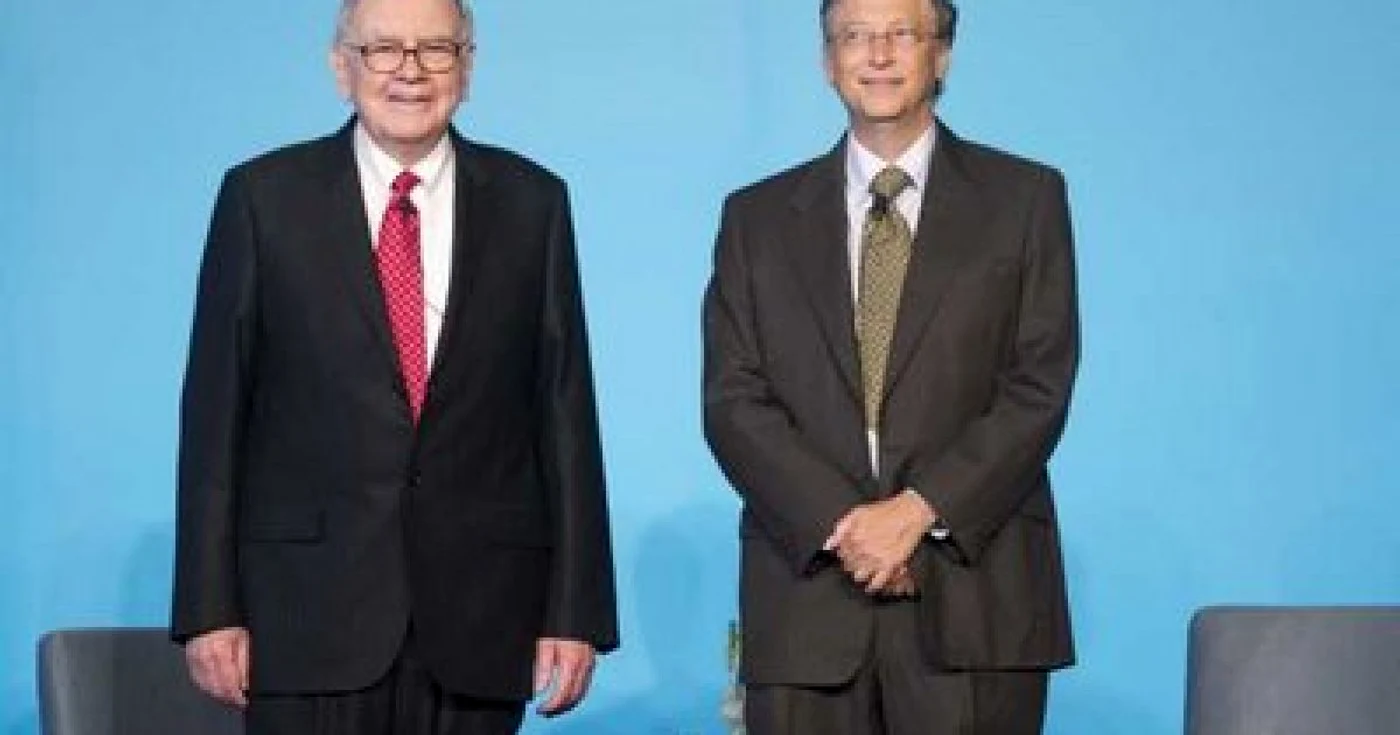 Miliardarii Warren Buffet (stânga) şi Bill Gates (dreapta)
