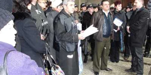 Circa 150 de sindicalişti au protestat ieri în faţa Prefecturii
