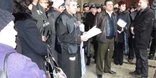 Circa 150 de sindicalişti au protestat ieri în faţa Prefecturii