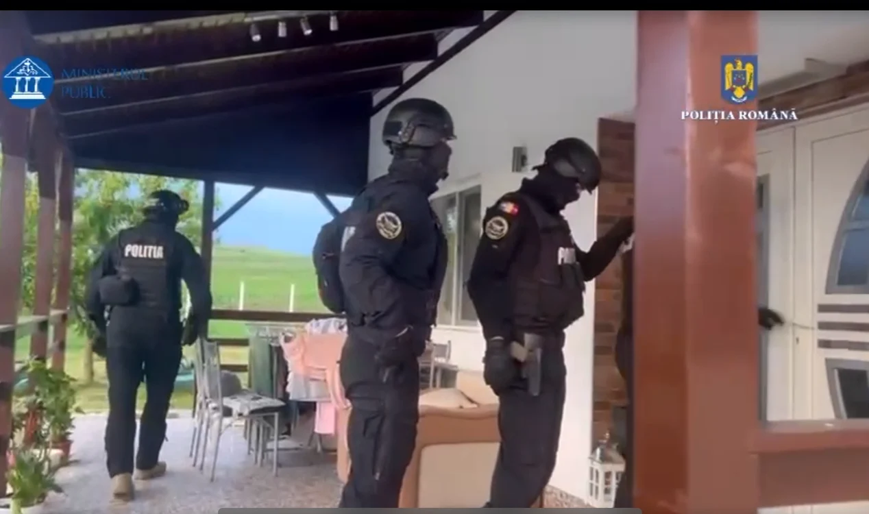 Poliști cu cagule fac percheziții domiciliare