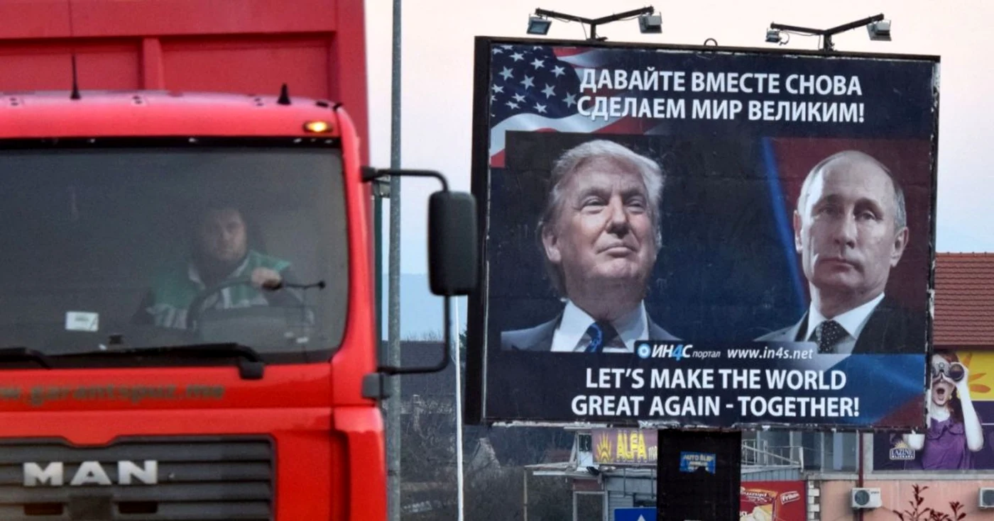 Un camion trece pe lângă un panou al mişcării pro-sârbe pe care apare imaginea preşedintelui ales al SUA  Donald Trump şi a preşedintelui rus Vladimir Putin în oraşul Danilovgrad Muntenegru FOTO EPA / BORIS Pejović