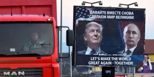 Un camion trece pe lângă un panou al mişcării pro-sârbe pe care apare imaginea preşedintelui ales al SUA Donald Trump şi a preşedintelui rus Vladimir Putin în oraşul Danilovgrad Muntenegru FOTO EPA / BORIS Pejović