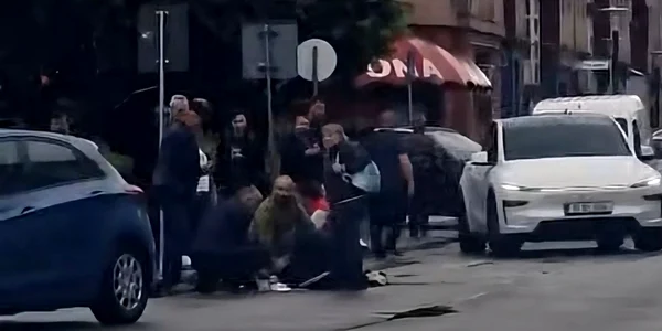 Femeie lovită în timp ce traversa legal strada, în Târgu Jiu. Momentul impactului, surprins de o cameră de bord FOTO Facebook Actual în Gorj