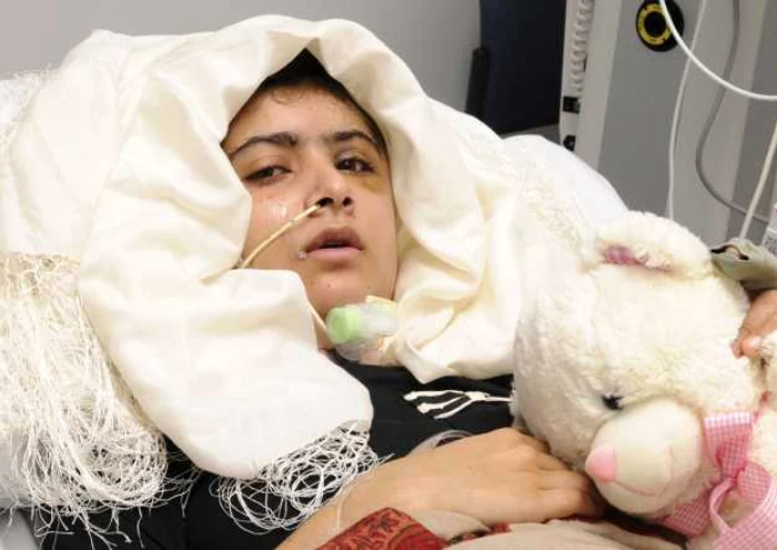 Malala, pe patul de spital după ce a fost împuşcată de talibani în octombrie 2012