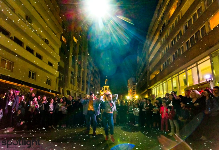 Instalaţia „Discoball” de la Magazinul Muzica FOTO spotlightfestival.ro