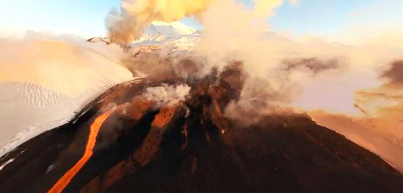 Vulcanii se află la distanţe de 180 de kilometri unul de celălalt. FOTO: airpano.com