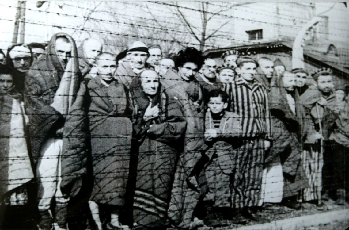 Auschwitz prizonieri FOTO Wikipedia