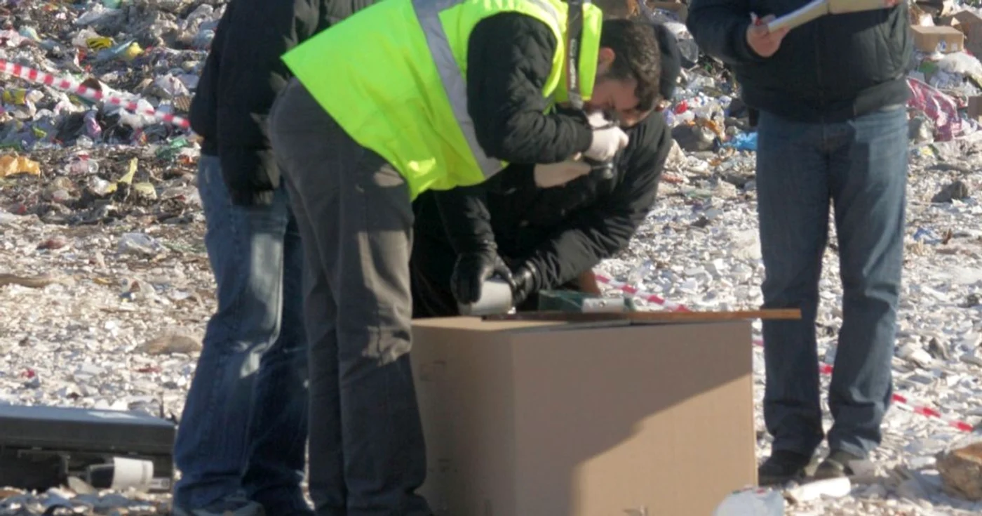 Ridicarea de către oamenii legii a cadavrului ciopârţit FOTO Arhivă