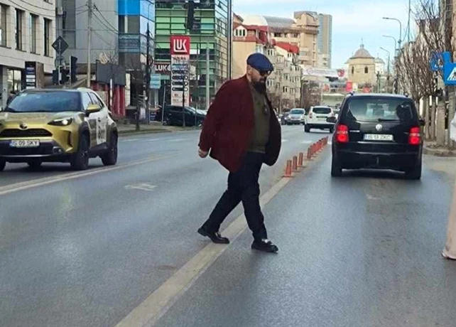 Cristia Popescu Piedone a traversat strada prin loc nepermis FOTO: FB 