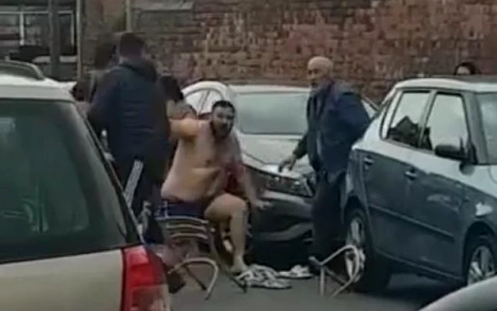 
    Poliţiştii au intervenit pentru a-i calma pe romi. Foto: adevarul.ro  