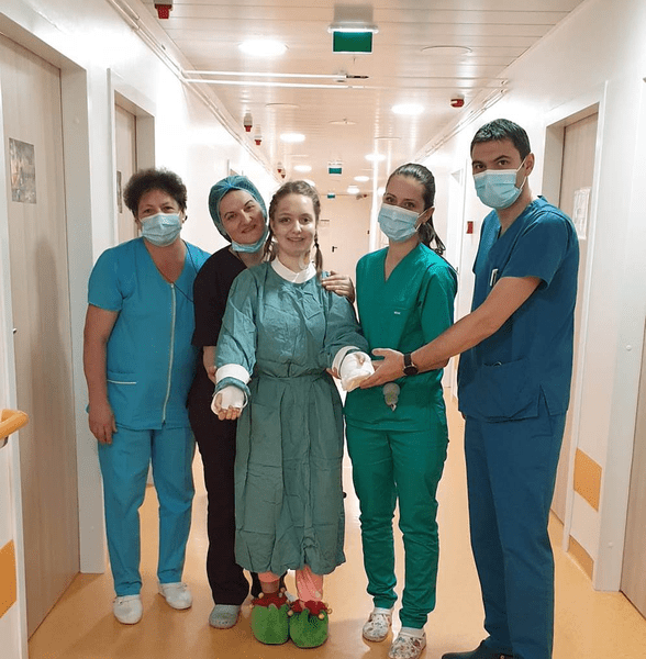 Primele imagini cu adolescenta căreia medicii i-au replantat brațele după un accident  FOTO