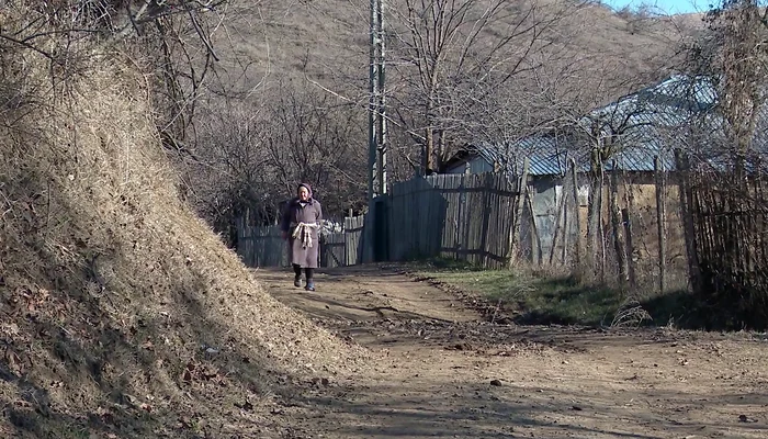 Satul are numai ulițe de pământ FOTO Iulian Bunilă