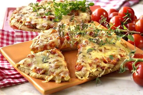 pizza cu rosii si cascaval jpeg