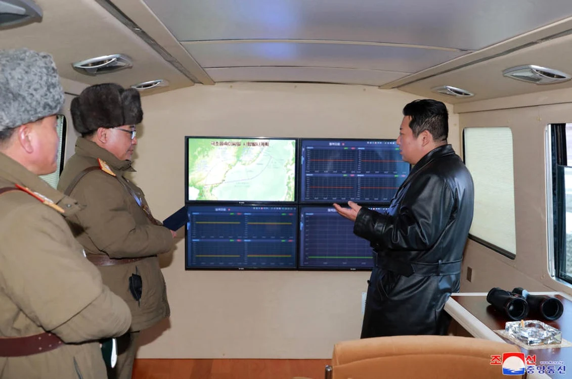Kim Jong-un discutând cu generalii săi despre testul cu rachetă hipersonică FOTO EPA-EFE