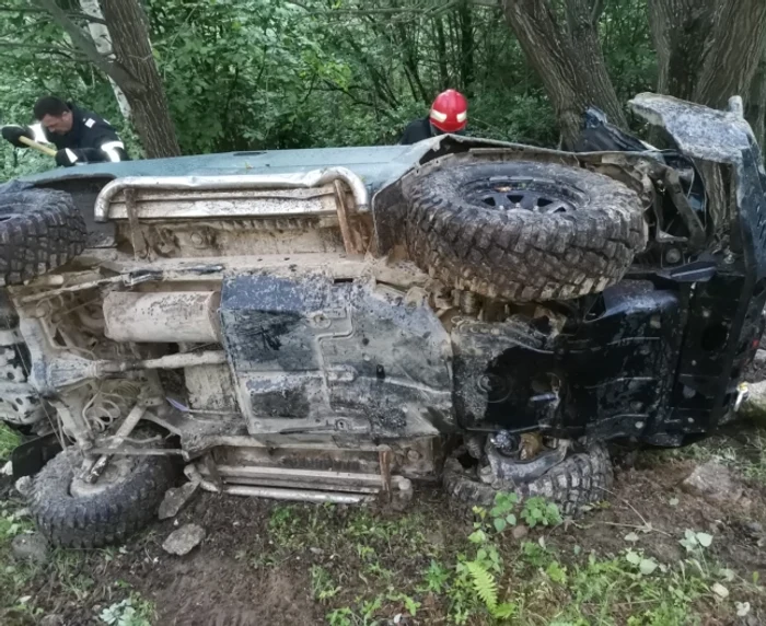 
    Vehiculul s-a rostogolit 150 de metri pe o pantă abruptăFOTO: ISU Cluj    