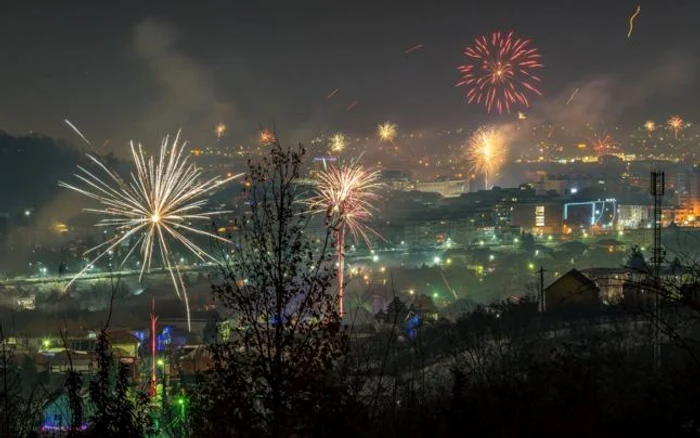 Fotografii surprinse de pe coclauri cu noaptea dintre ani de fotograful în cârje la Râmnicu Vâlcea Foto Cătălin Vezetiu