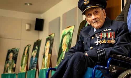 John „Paddy” Hemingway, la împlinirea vârstei de 105 ani (© AS1 Jaden Hewitt RAF / Wikimedia Commons)