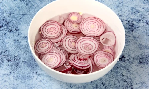 Apa de ceapa in raceala si gripa, remediu popular printre tiktokeri  Sursa imagine shutterstock 2180889633 jpg