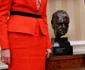 Bustul lui Winston Churchill în Biroul Oval de la Casa Albă. FOTO: Profimedia