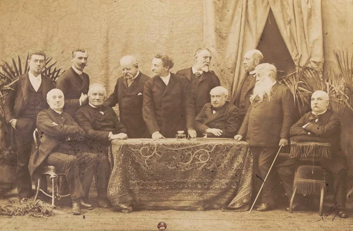 Între oficialii expoziției, prințul Georges Bibesco (în picioare, cu mâinile sprijinite pe masă)