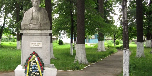 Bustul lui Nicolae Labiş de la Casa memorială din Mălini 