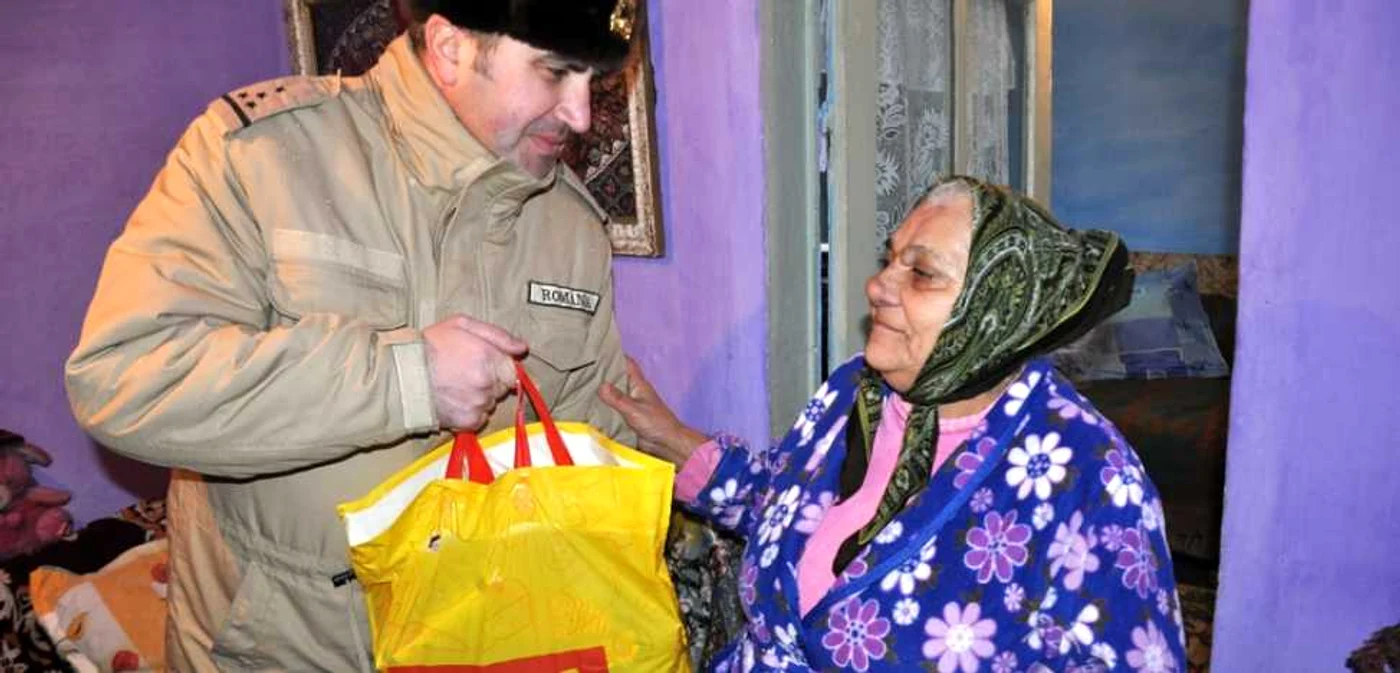 Militarii Flotilei Fluviale Mihail Kogalniceanu au adus o fărâmă de bucurie unor bătrâni neajutoraţi   FOTO Flotila Fluvială