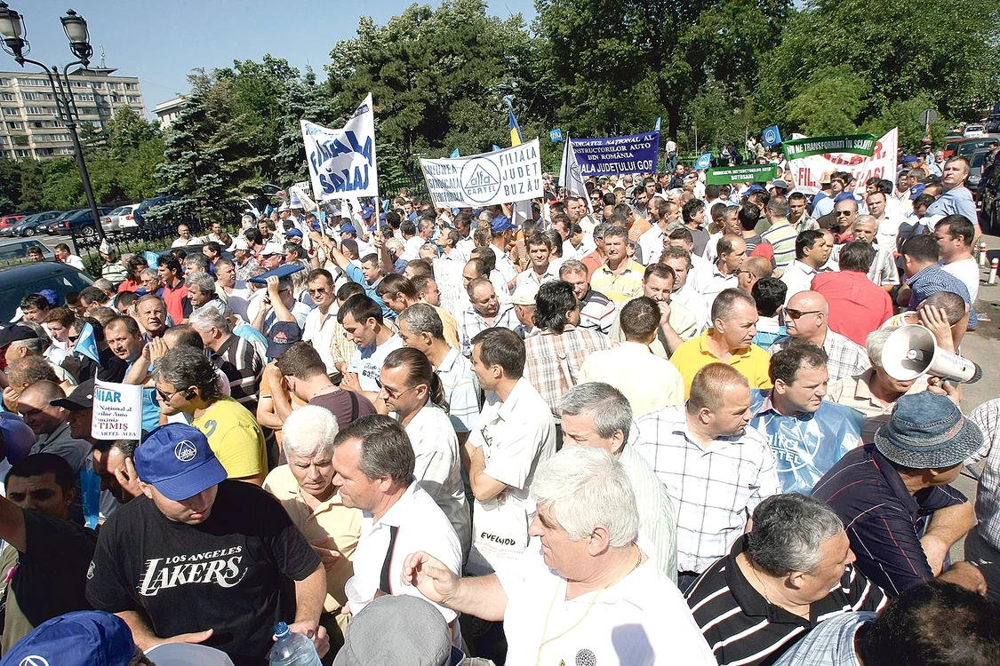 
    Protestatarii poartă  bannere pe care sunt trecute principalele revendicări  