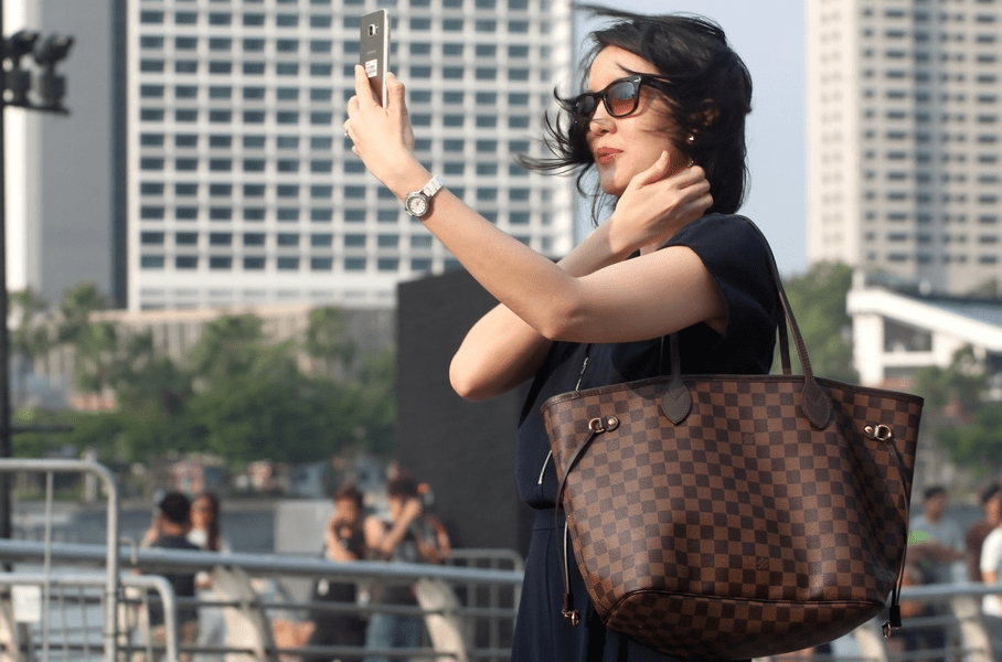 Tinerii români vor să devină influenceri pentru că li se pare că banii vin ușor 