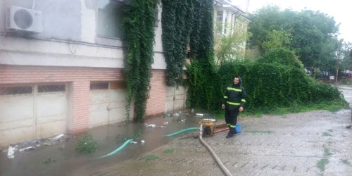 apa in sediul unei banci