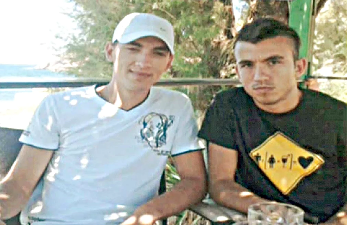 
    Fratele (stânga) lui Cristi Pop (dreapta) spune că familia nu știa că el merge la poligonFoto: Arhiva personală  
