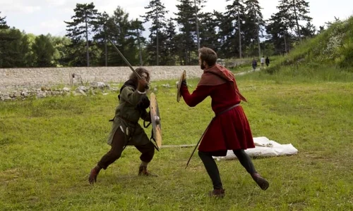 Vikingii vor lua în stăpânire Cetatea Râșnovului jpeg